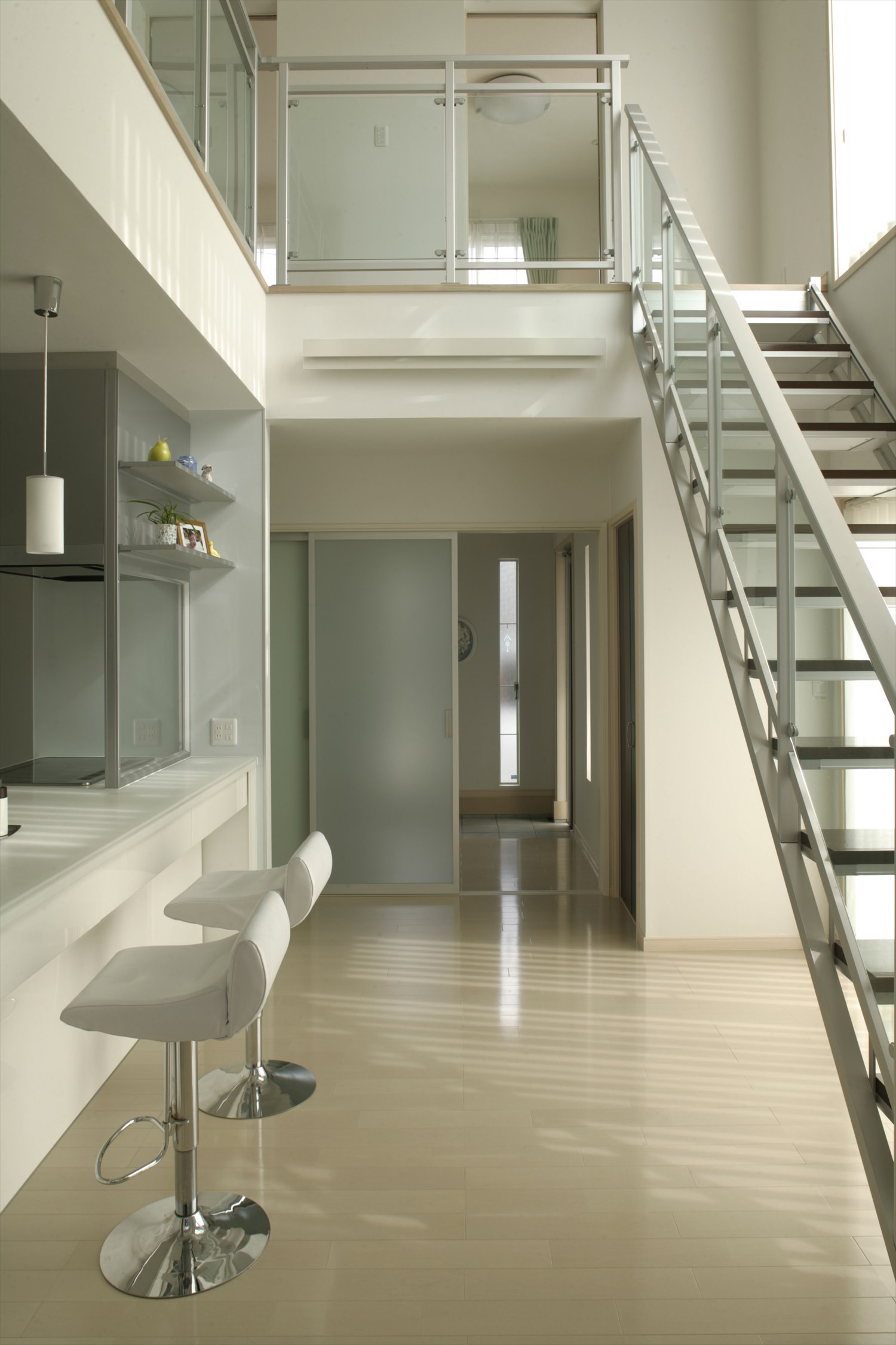 完全自由設計の白を基調としたシンプルなキッチン、リビング階段の新築事例