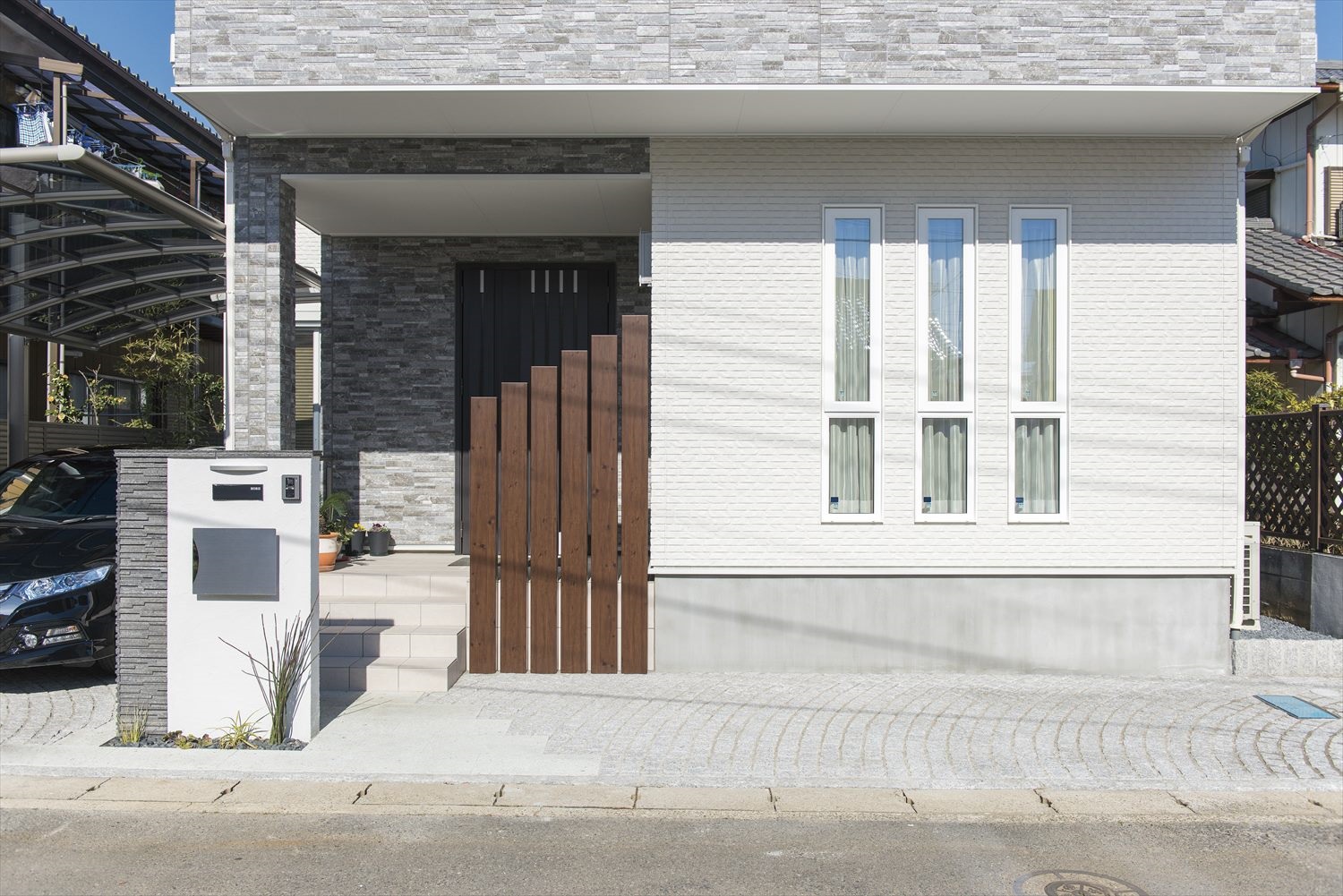 完全分離型の二世帯住宅（左右分離型）の家の外観
