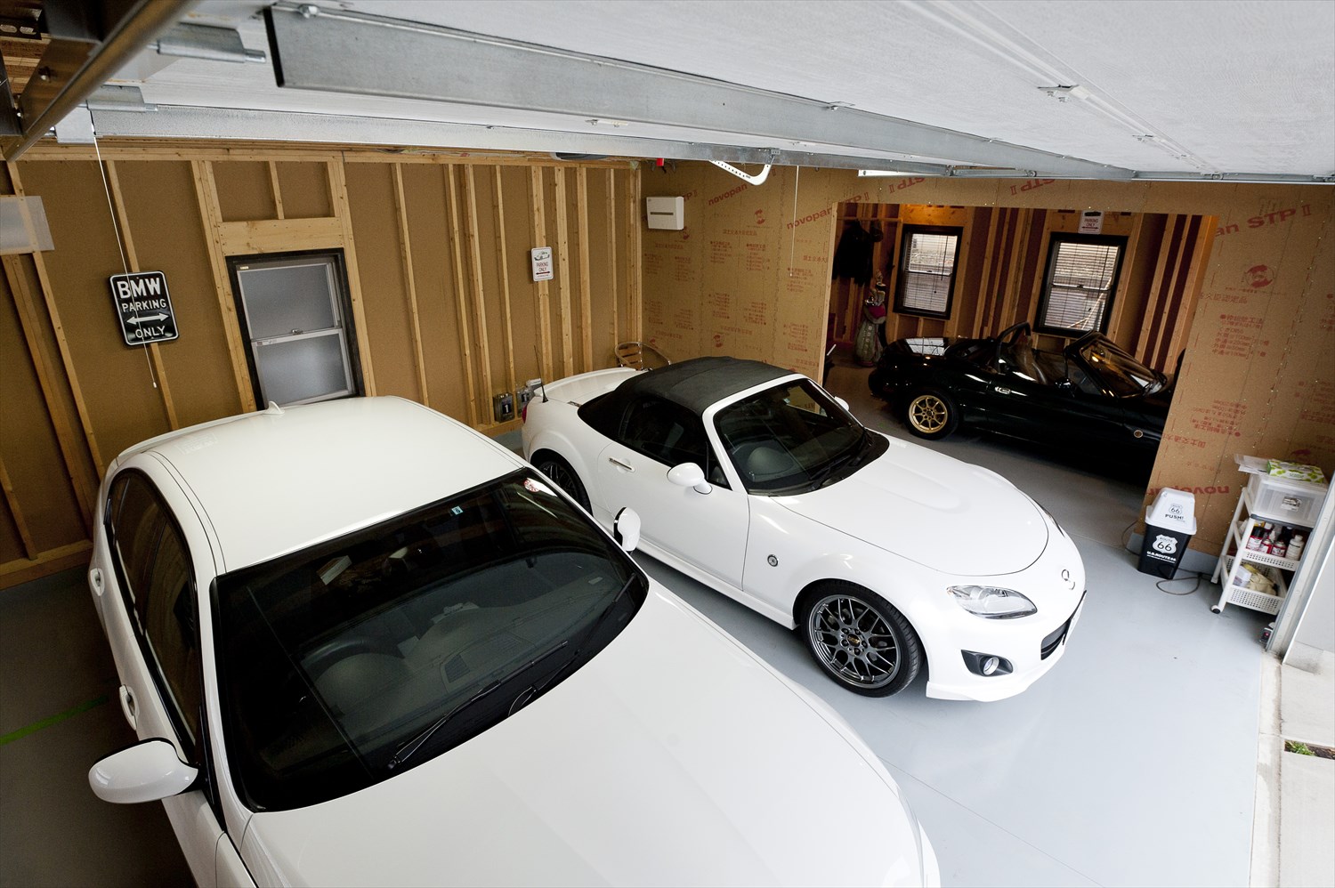 ガレージハウスのガレージの内観　スペースは３台分を確保した事例
