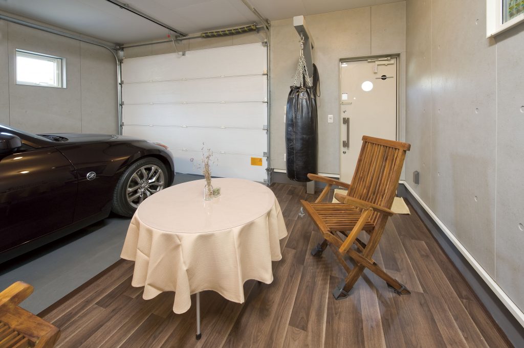ガレージハウスの内観　ガレージスペースに愛車を眺められるスペースを確保した事例、車の手入れもしやすい