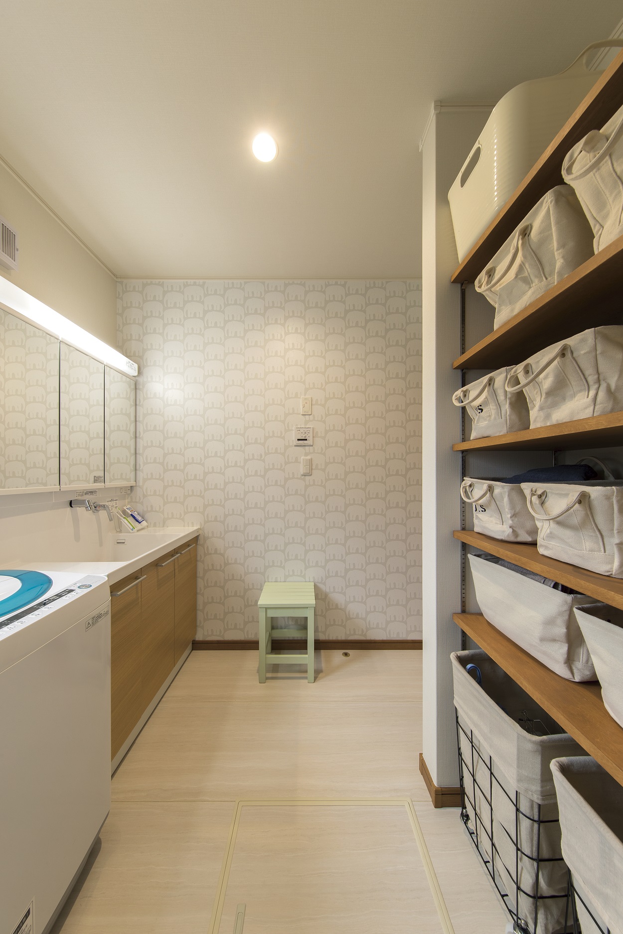 ゆとりある収納スペースが魅力の洗面所兼用ランドリールーム