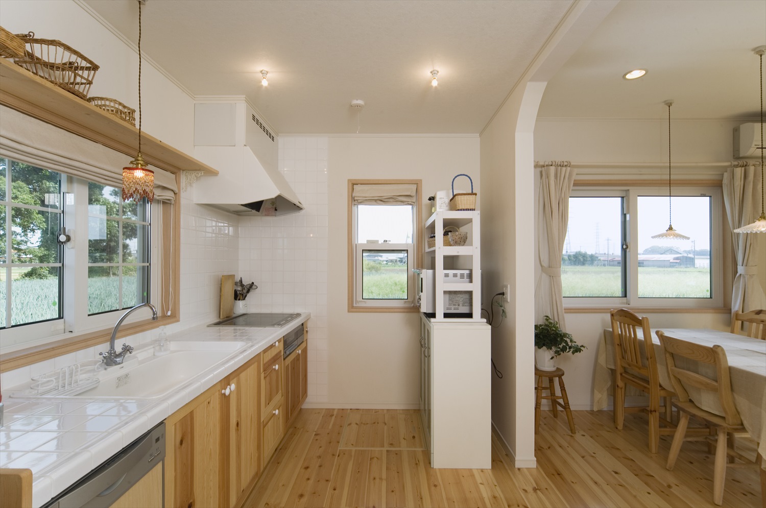 壁付けキッチンから眺める自然の景色～ナチュラルで洗練された開放的なデザイン