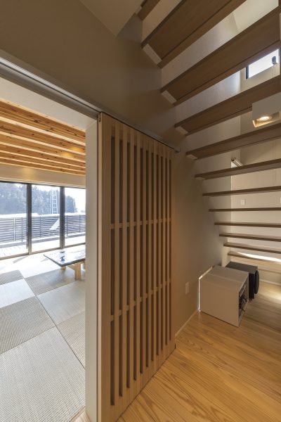 スケルトン階段が軽やかでおしゃれ～暖かい無垢材と琉球畳のある和モダン住宅
