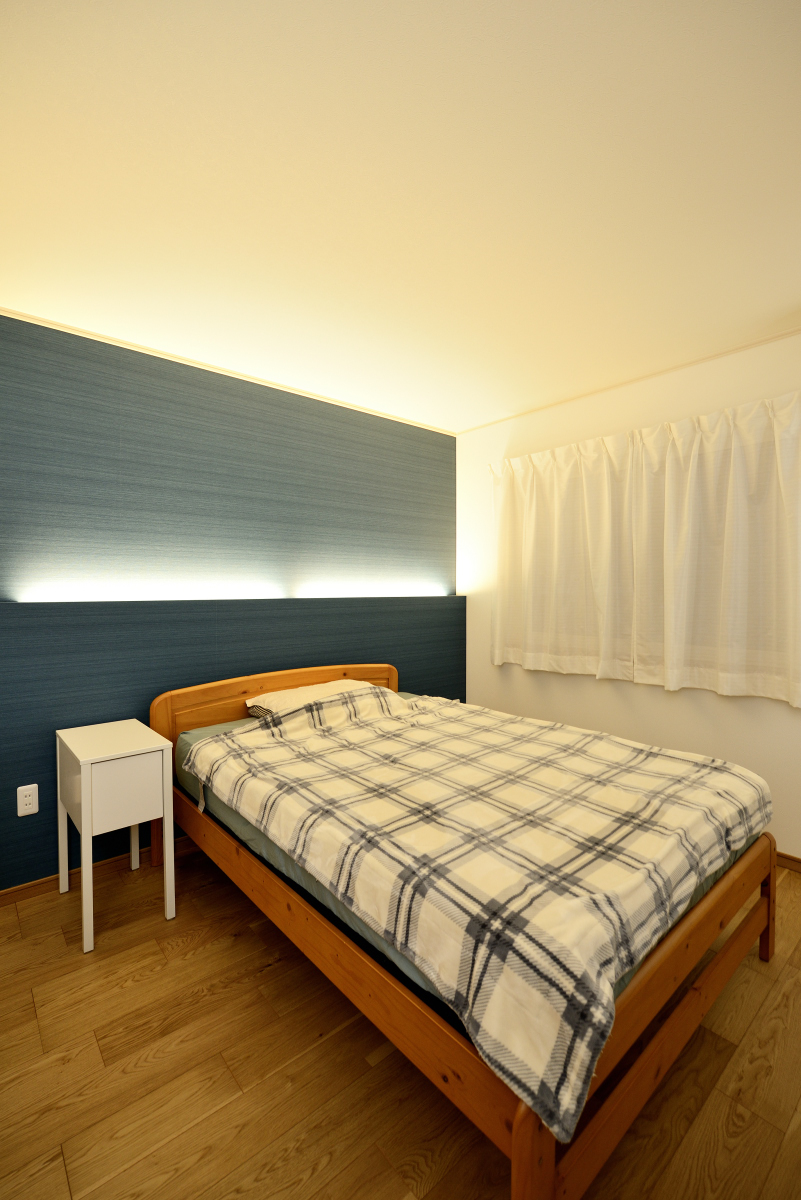 シングルベッドにちょうどいい広さの寝室～間接照明で心地よい空間演出
