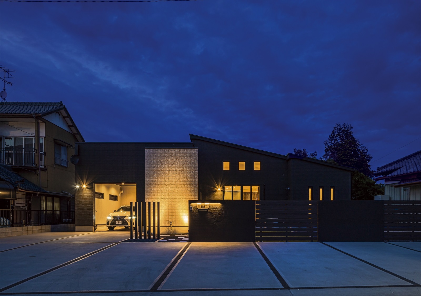 高級感のある夜間照明デザインも美しいガレージハウスの新築外観