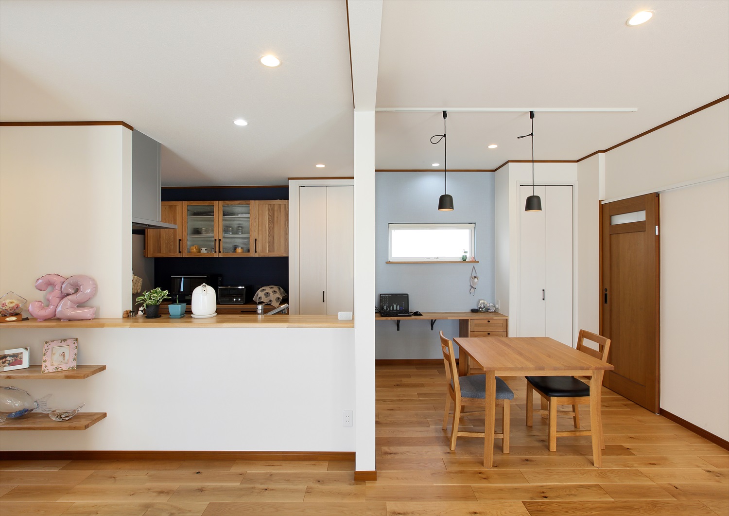 キッチン腰壁に合わせた飾り棚がおしゃれ～かわいくてかっこいいデザインの住まい