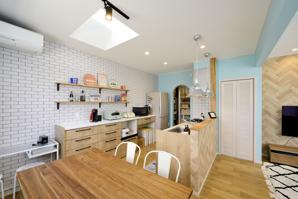 ヘリンボーンデザインの腰壁がおしゃれなカリフォルニアスタイルのキッチン空間