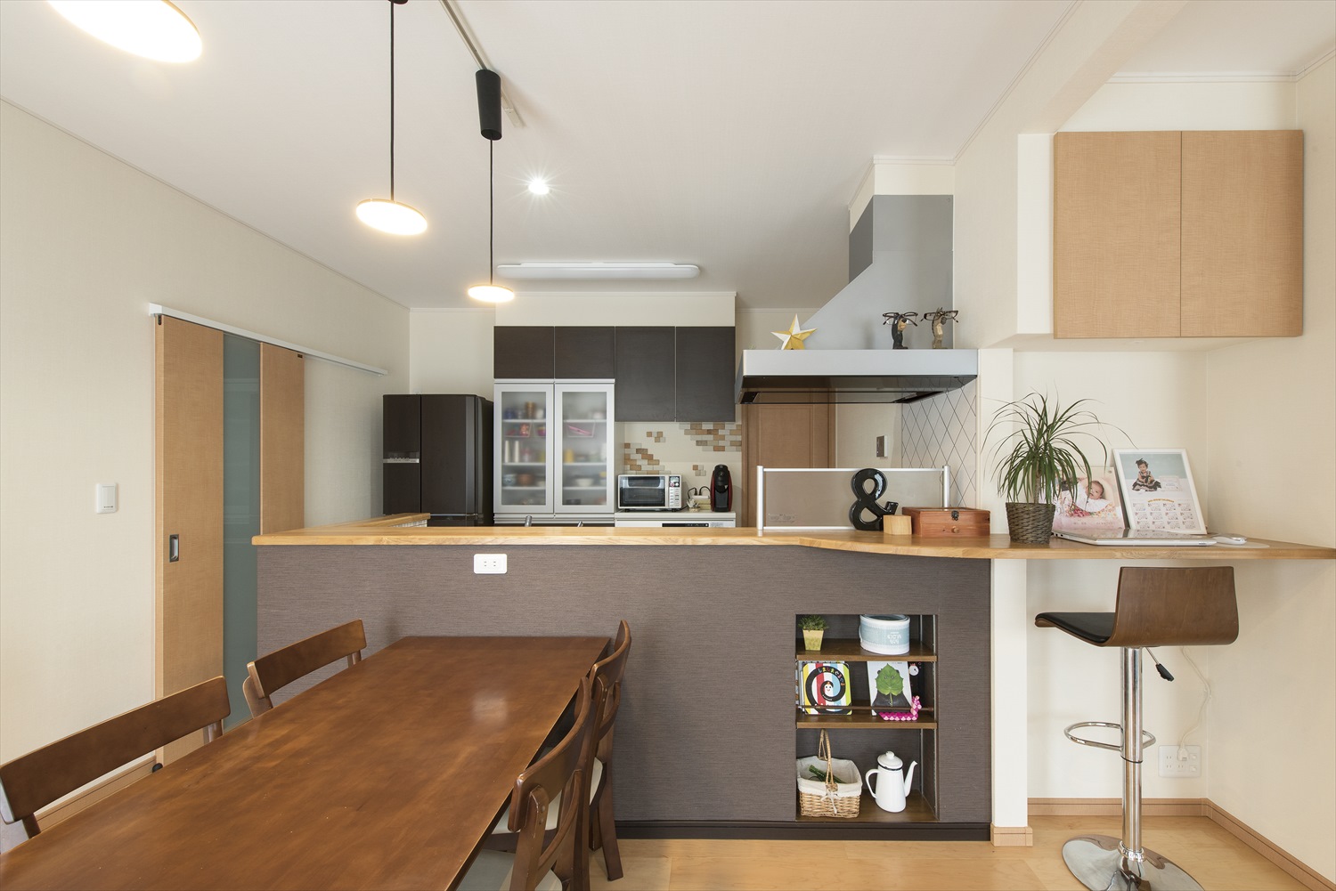 キッチン腰壁でつくるモダンな収納 デザイン術 対面キッチンの便利でおしゃれなアイデア設計 実例 不二建設