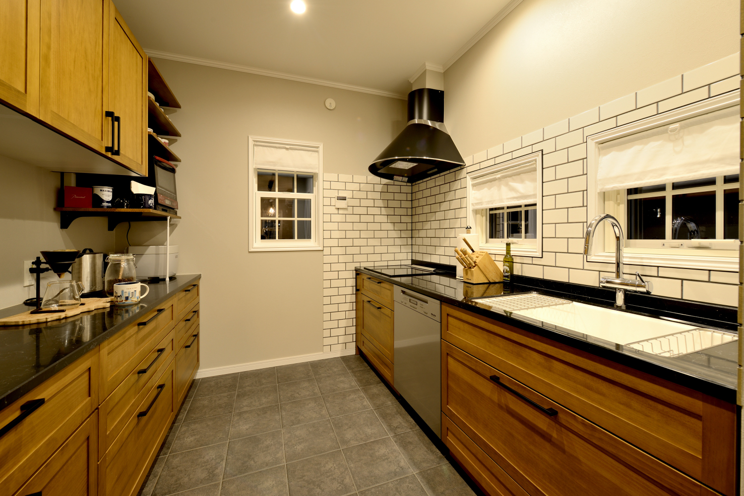 壁面や床のタイル張りが印象的なブルックリン風キッチン～小窓のデザインがおしゃれ