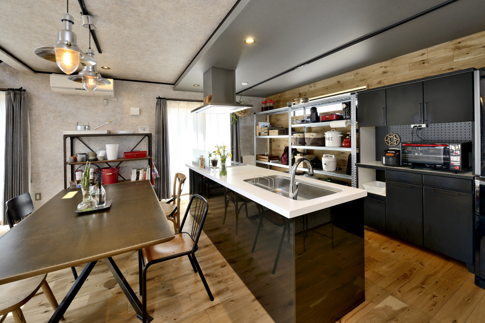 大胆な「見せる収納」がおしゃれに決まるインダストリアルデザインのキッチン家具