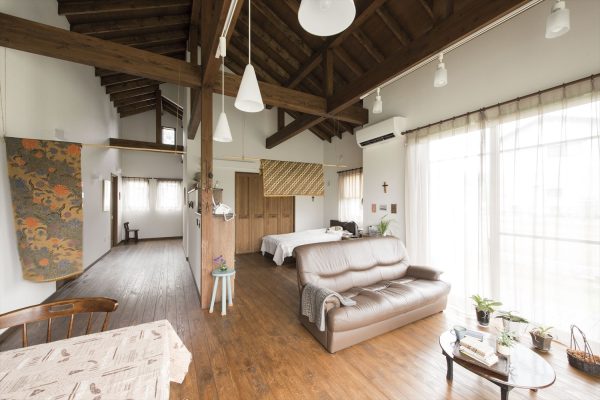 勾配天井がおしゃれなワンルームの内装