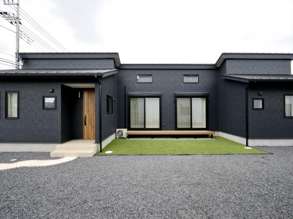 コの字型平屋でゆるやかなプライバシー性がちょうどいい住まい