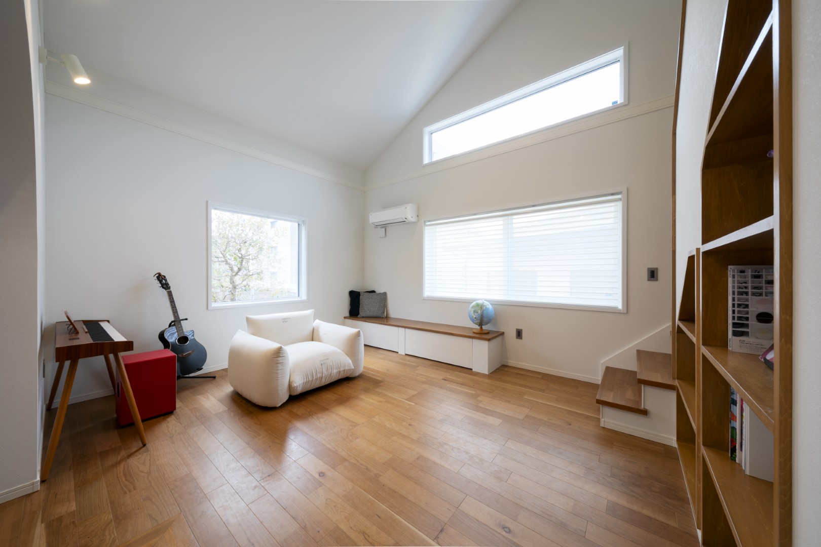 吹き抜けとスキップフロアで叶えた、遊び心あふれる住まい　－つくば市M様－　　